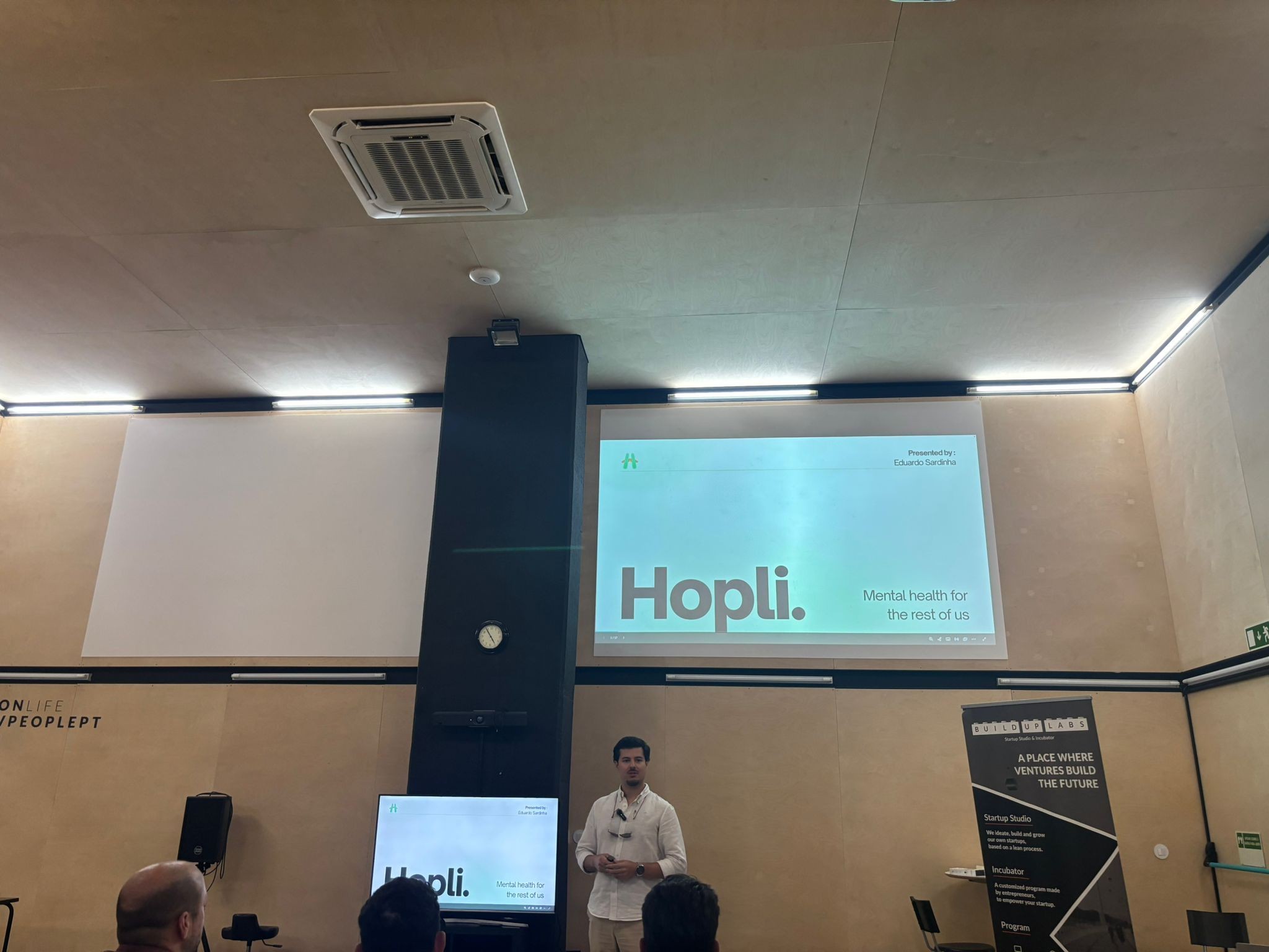 Eduardo Sardinha pitching Hopli at Build Up Labs Demo Day