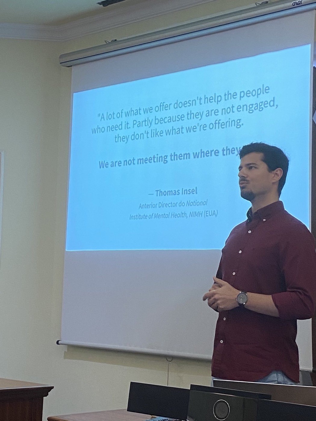 Eduardo presenting PhD research